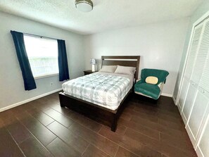 3 عدّة غرف نوم ومكواة/لوح كي وواي فاي مجانًا وملاءات أسرّة