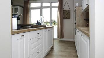 Talo | Yksityinen keittiö | Vedenkeitin, leivänpaahdin