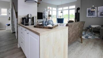 Talo | Yksityinen keittiö | Vedenkeitin, leivänpaahdin