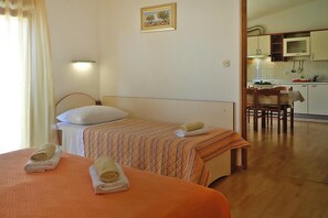 Apartment | Dining - House in Starigrad Near Paklenica Park (Starigrad)