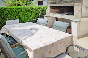 Apartment | Outdoor dining