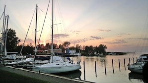 Un port de plaisance où plusieurs voiliers sont amarrés au quai.
