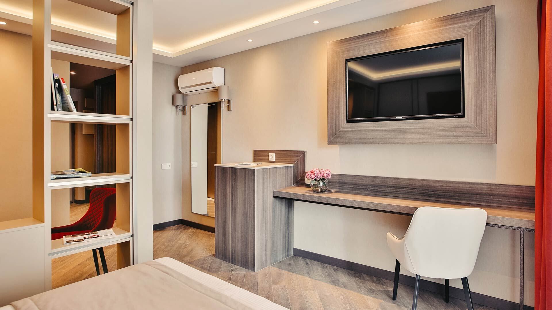 Estudio clásico, balcón | Área de sala de estar | Televisión 