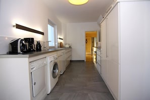 Hus | Privat køkken | Elkedel, brødrister, højstol