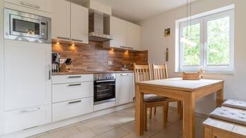 Huoneisto | Yksityinen keittiö | Vedenkeitin, leivänpaahdin, syöttötuoli