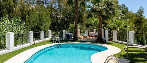 Villa | Alberca | Alberca techada y alberca al aire libre