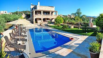 Villa | Alberca | Alberca techada y alberca al aire libre