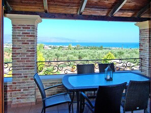 Villa | Balcony - Cretan Villa Near Beach for 10 (Platanias)