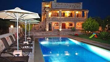 Villa | Alberca | Alberca techada y alberca al aire libre