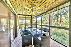 Outdoor dining - Centrally Located 2BR/2Bath Villa in Kiawah Island, SC --

5 min from the Beach! (Kiawah Island)