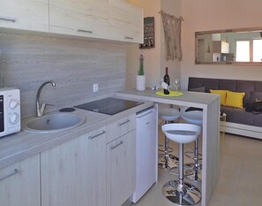 Apartment | Private kitchen - Seaside Apartment in Seline With Sea View (Starigrad)