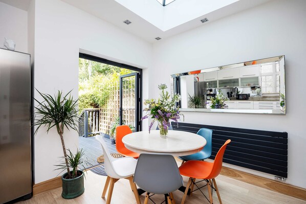 4 bedrooms, Internet - A North London Novelty (London)