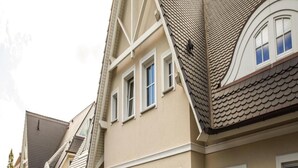 A row of modern houses with gabled roofs and white-framed windows. - Ferienwohnung, Zingst (Zingst)