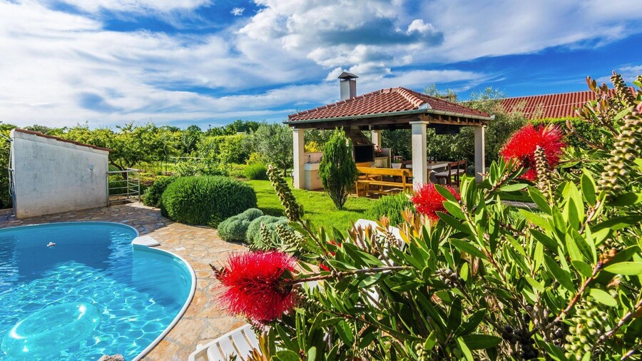 Apartment in Nin With Pool Near the Beach