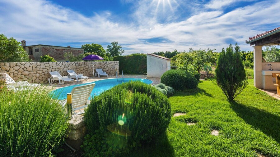 Apartment in Nin With Pool Near the Beach