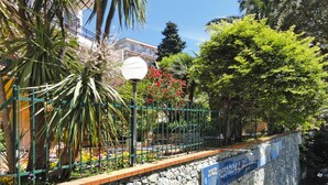 A stone wall with a sign reading "Residence del Fiori." - Apartment in Pietra Ligure (Pietra Ligure)