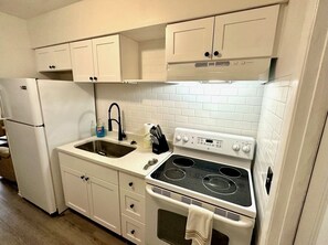 冷蔵庫、電子レンジ、オーブン、コンロ