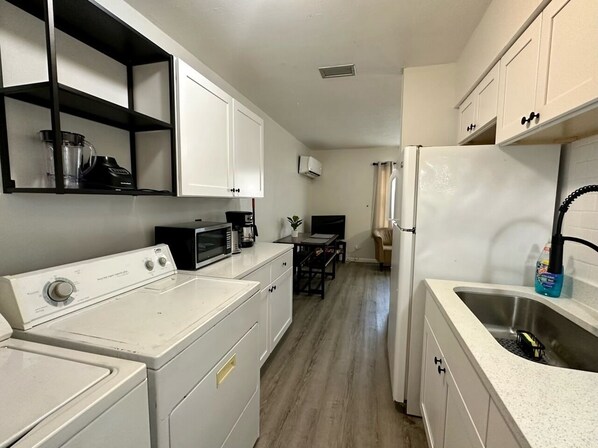 冷蔵庫、電子レンジ、オ��ーブン、コンロ