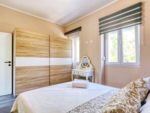 Casa | 2 habitaciones, tabla de planchar con plancha y muebles diferentes