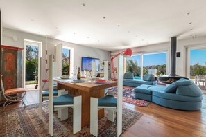 Villa | Vardagsrum | Platt-tv och eldstad