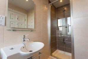Hair dryer, towels, soap, shampoo - The Wheatsheaf Hotel (Corbridge)