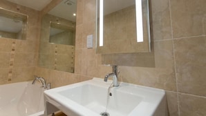 Bathroom - The Wheatsheaf Hotel (Corbridge)