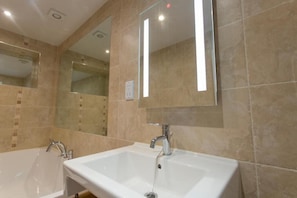 Sèche-cheveux, serviettes fournies, savon, shampoing