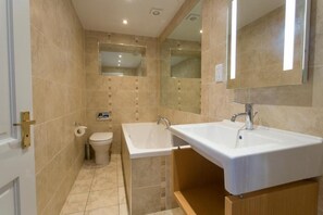 Sèche-cheveux, serviettes fournies, savon, shampoing