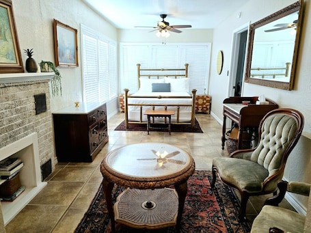 3 bedrooms, iron/ironing board, WiFi, bed sheets. Craftsman by Downtown Uvalde
