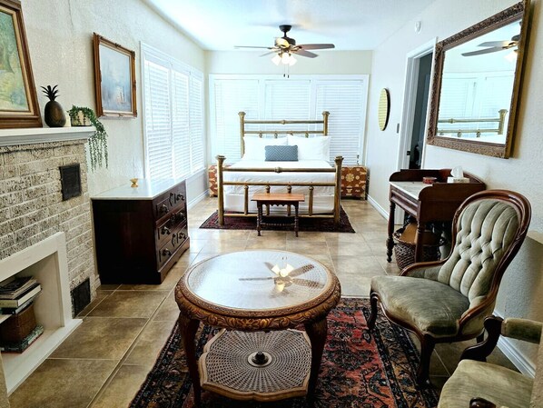 3 bedrooms, iron/ironing board, WiFi, bed sheets - Craftsman by Downtown Uvalde (Uvalde)