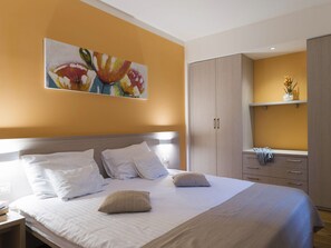 2 Schlafzimmer, individuell eingerichtet