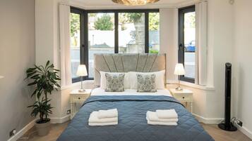 House | 6 bedrooms, desk, iron/ironing board, free WiFi