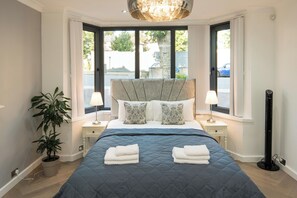 House - Luxurious 6-bed House With Pool and Free Parking (London)