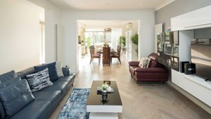 Een moderne woonkamer met een bank, salontafel en een televisie.