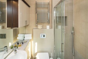 House | Bathroom - Luxurious 6-bed House With Pool and Free Parking (London)