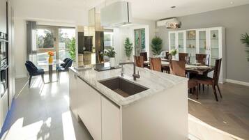 House | Private kitchen | Fridge, microwave, oven, stovetop