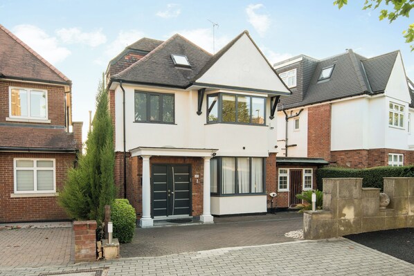 House | Exterior - Luxurious 6-bed House With Pool and Free Parking (London)