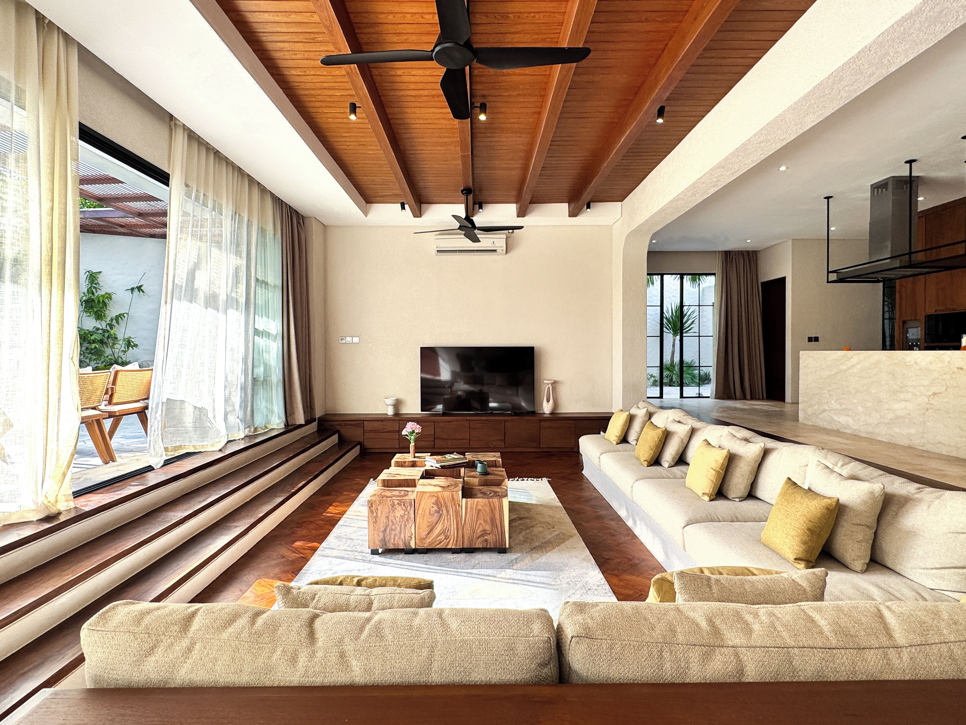 Vila Deluks, 4 kamar tidur, kolam renang pribadi, pemandangan kolam renang | Area keluarga | Smart TV 65-inci dengan saluran TV kabel, Netflix, dan layanan streaming