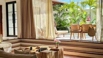 Vila Deluks, 4 kamar tidur, kolam renang pribadi, pemandangan kolam renang | Area keluarga | Smart TV 65-inci dengan saluran TV kabel, Netflix, dan layanan streaming