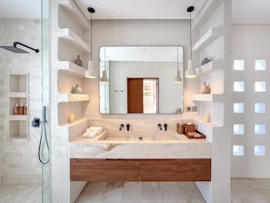 Vila Deluks, 4 kamar tidur, kolam renang pribadi, pemandangan kolam renang | Kamar mandi | Kombinasi shower/bathtub, pancuran hujan,  dan perlengkapan mandi gratis