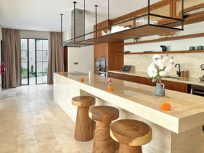 Vila luxo, 4 quartos, piscina particular, vista para a piscina | Cozinha privada | Geladeira grande, micro-ondas, fogão, cooktop