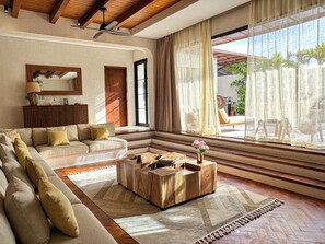 Vila Deluks, 4 kamar tidur, kolam renang pribadi, pemandangan kolam renang | Area keluarga | Smart TV 65-inci dengan saluran TV kabel, Netflix, dan layanan streaming