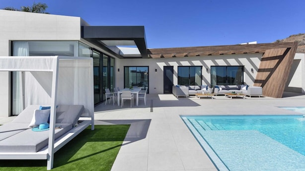 Casa | Piscina | Una piscina cubierta, una piscina al aire libre