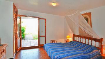 Căn hộ | 1 phòng ngủ, trang bị nội thất với thiết kế riêng biệt, bộ trải giường