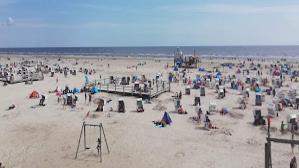 A beach with numerous tents and beachgoers. - Wohnung in St.peter Ording (St. Peter-Ording)