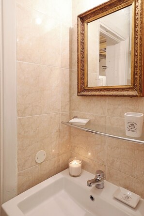 Shower, hair dryer, bidet, towels - Loft in Rome Termini-Colosseum (Roma)