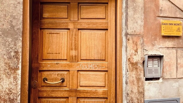 A wooden door with a handle and a small window above it. - Loft Apartment Termini Colosseum (Roma)