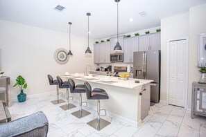 Private kitchen - Luxurious 4-Bedroom Townhome in Champions Gate Resort (Kissimmee)