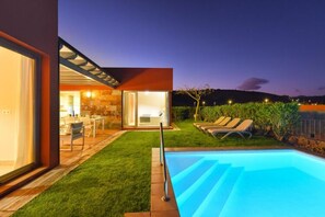 Villa | Alberca | Alberca techada y alberca al aire libre