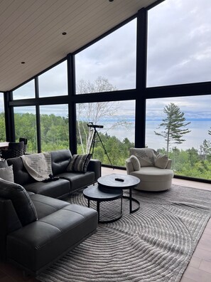 Smart-TV, Kamin, Stereoanlage